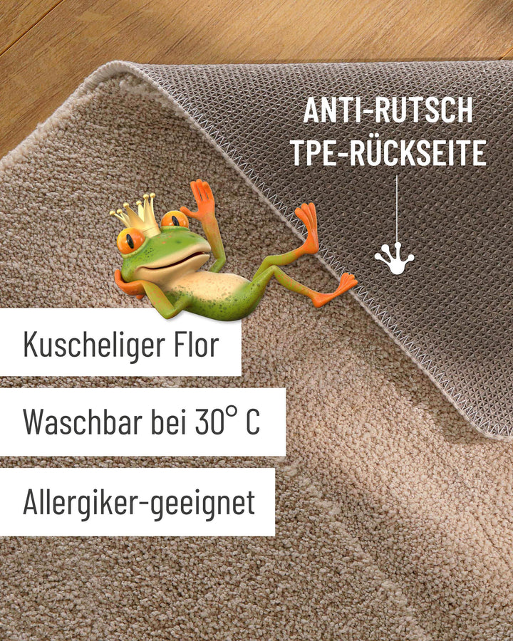 Badteppich Marc Sand Beige Detailaufnahme Flor auf Holzfußboden, eingeblendete Hinweise zu rutschhemmender Rückseite und Waschbarkeit