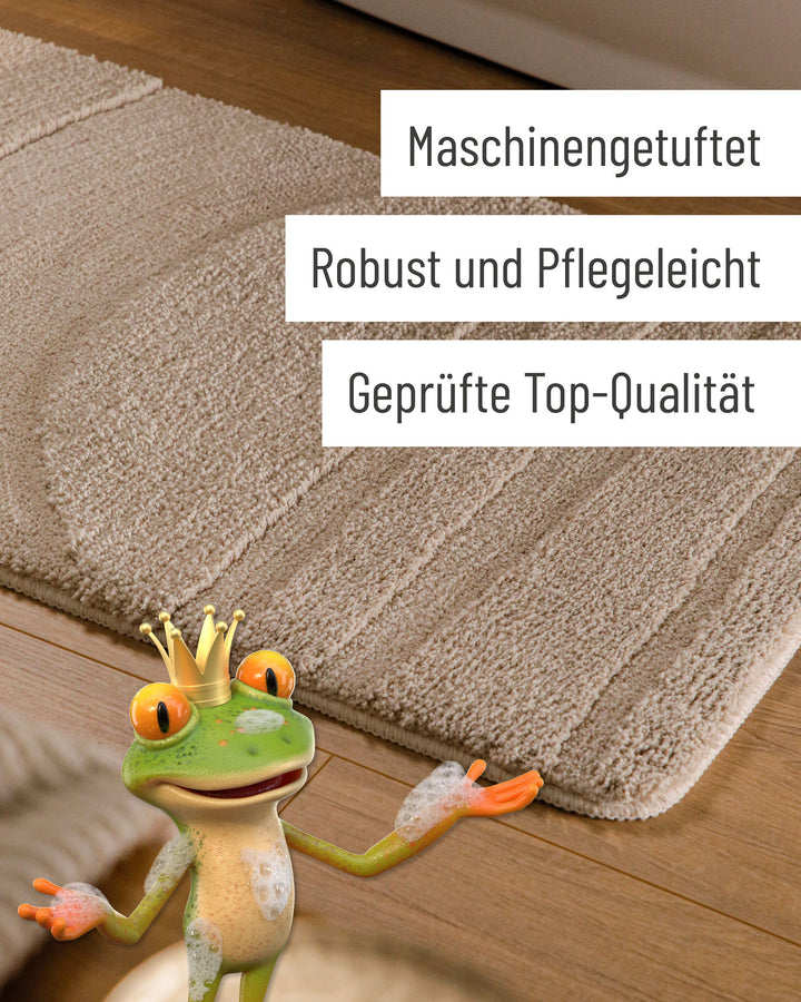 Badteppich Marc Sand Beige Detail der Teppichkante auf Holzfußboden, eingeblendete Hinweise zu Verarbeitung und Pflege