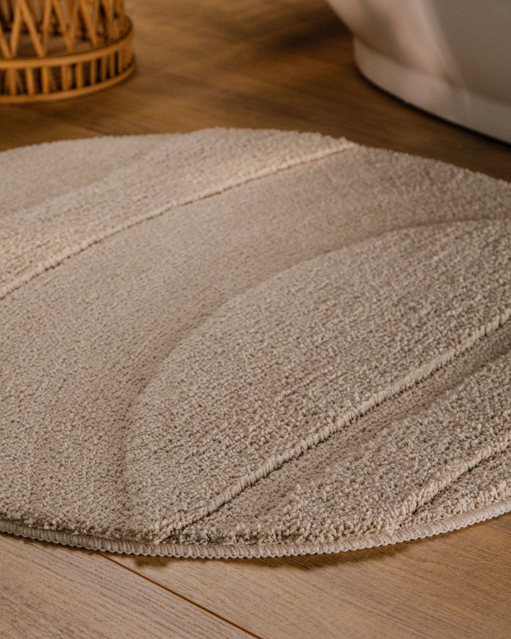 Badteppich Marc Sand Beige Nahaufnahme des Flors mit eingeblendeter Materialangabe 100 Prozent Polyester