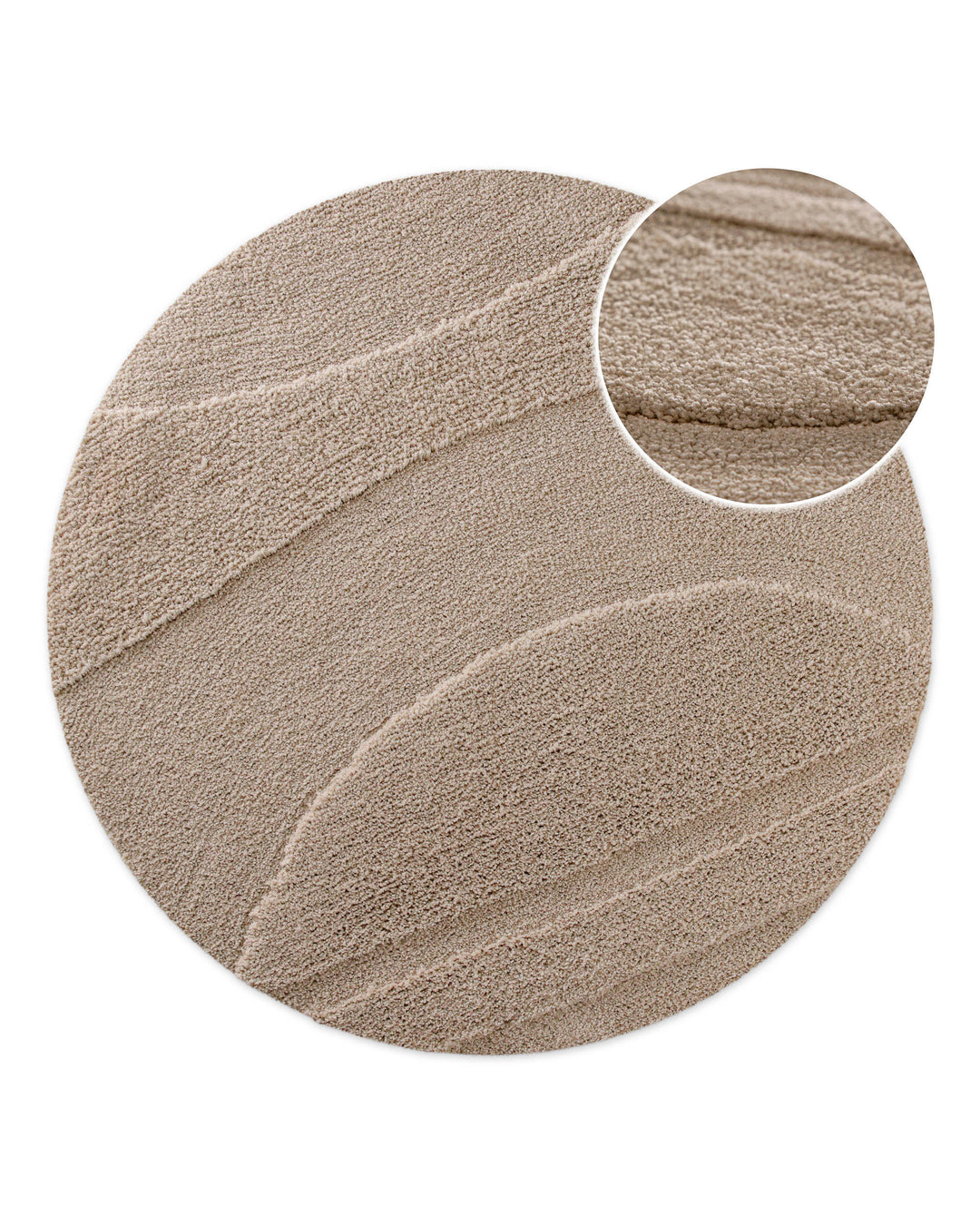 Runder Badteppich Marc Sand Beige im Badezimmer vor Badewanne auf Holzboden, strukturiertes Linienrelief im Flor sichtbar