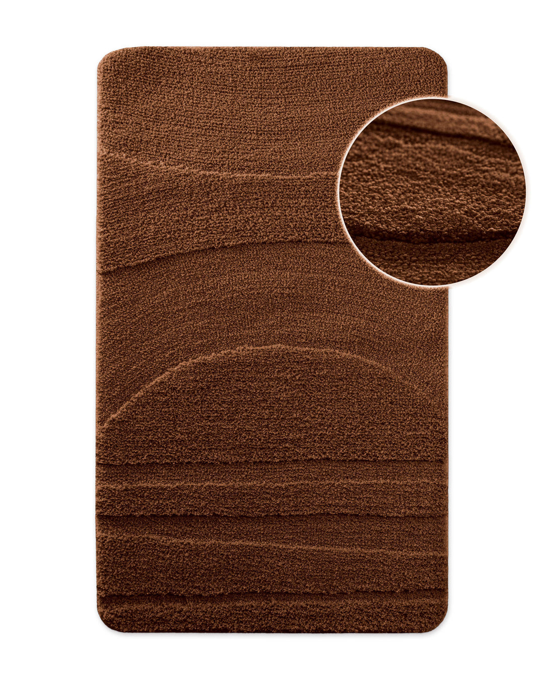 Badteppich von BathKing by WECONhome Marc Cognac Braun, Draufsicht mit Detailkreis der Florstruktur und eingeprägtem Muster auf weißem Hintergrund