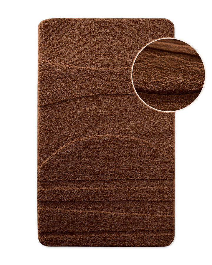 Badteppich von BathKing by WECONhome Marc Cognac Braun, Draufsicht mit Detailkreis der Florstruktur und eingeprägtem Muster auf weißem Hintergrund
