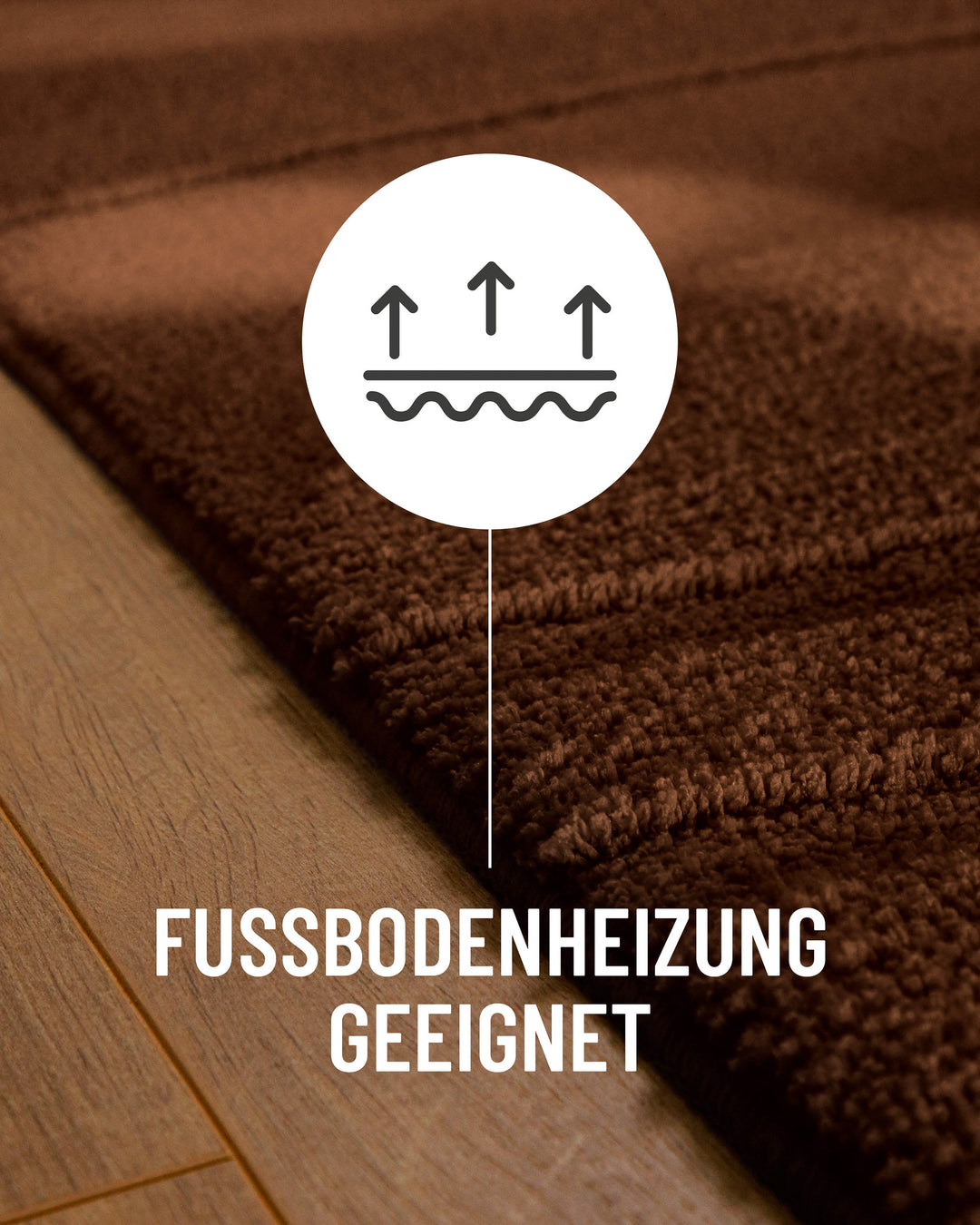 Badteppich Marc Braun Detail auf Holzfußboden mit Symbol für Fußbodenheizung, Nahaufnahme von Flor und Teppichkante