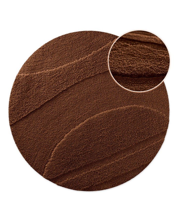 Badteppich Marc Braun rund, Draufsicht mit Detailkreis der Florstruktur und eingeprägtem Linienmuster auf hellem Hintergrund