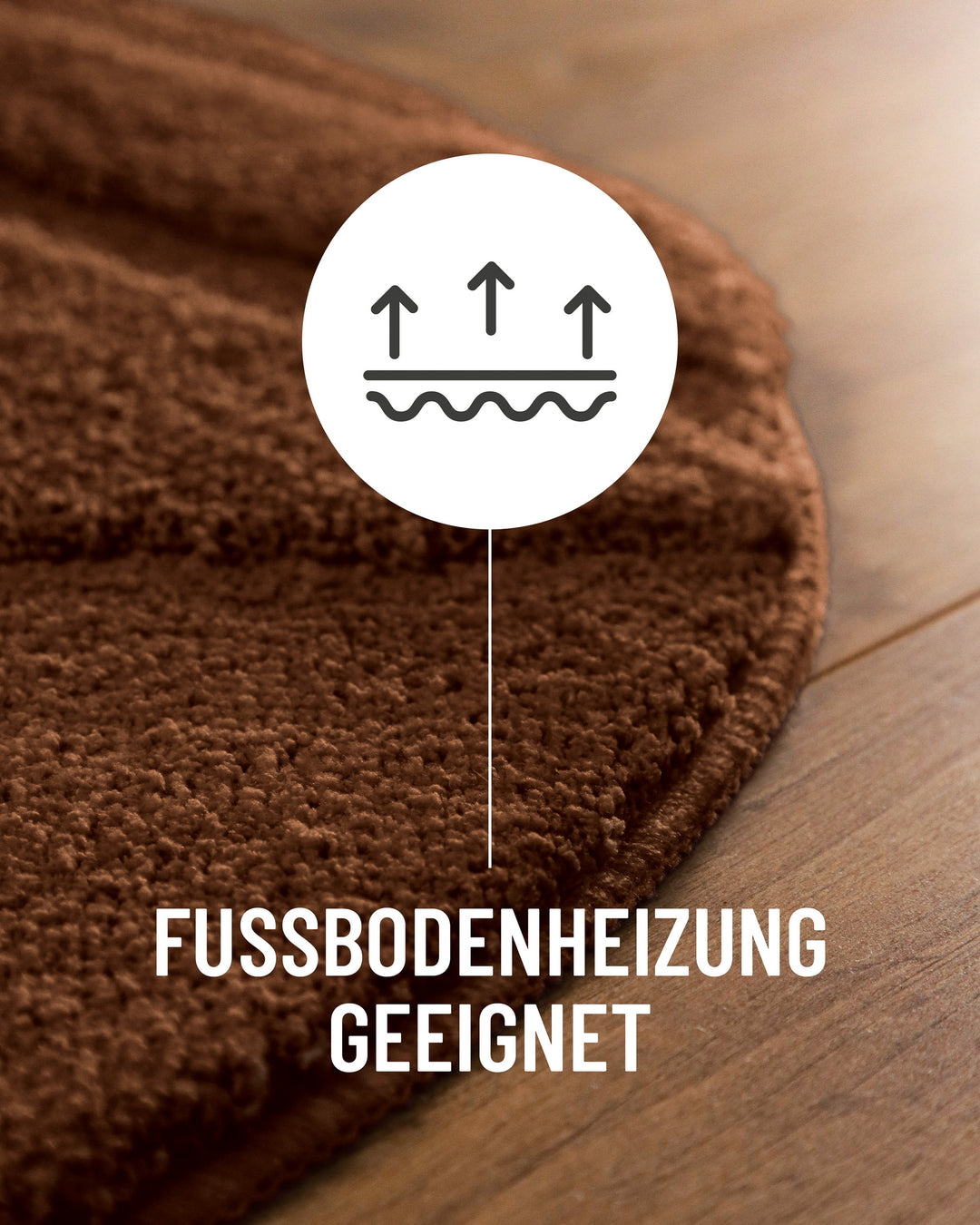 Badteppich Marc Braun Detail der Teppichkante auf Holzboden, Symbol weist auf Eignung für Fußbodenheizung hin