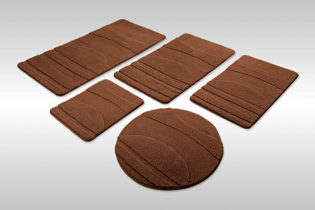 Badteppich Marc Braun Set aus rechteckigen und runden Badmatten, mehrere Größen auf hellem Hintergrund angeordnet
