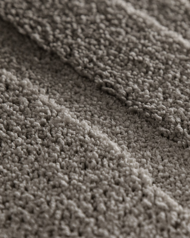 Badteppich Marc Basalt Grau Detailaufnahme der Floroberfläche mit geometrischem Linienmuster