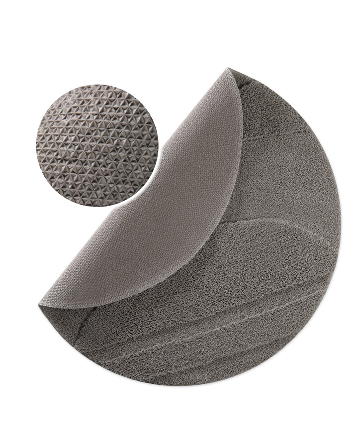 Badteppich Marc Basalt Grau rund, angehobene Ecke zeigt Basalt Graue Rückseite mit rutschhemmender Beschichtung