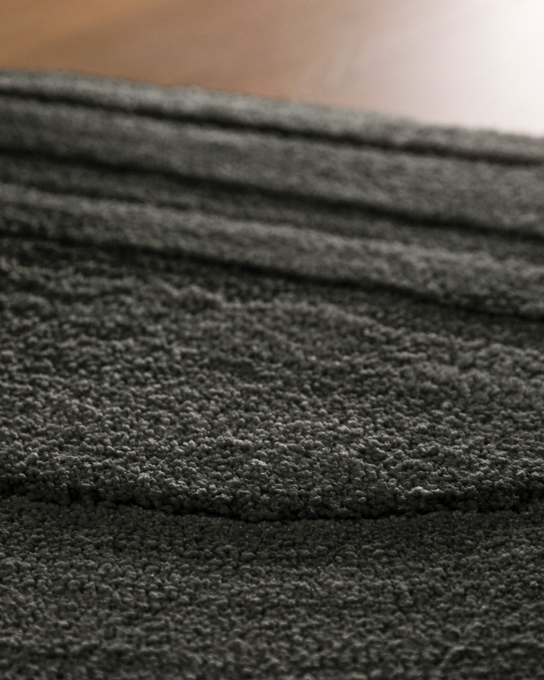 Badteppich Marc Anthrazit Grau Nahaufnahme der Florstruktur, Linienrelief im dichten Teppichflor sichtbar
