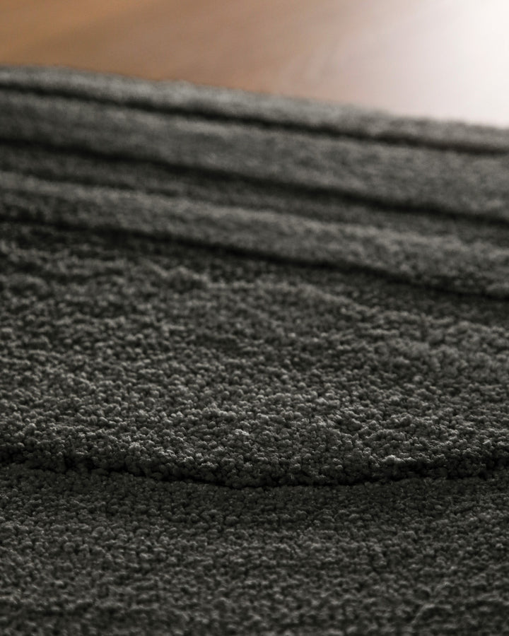 Badteppich Marc Anthrazit Grau Nahaufnahme der Florstruktur, Linienrelief im dichten Teppichflor sichtbar