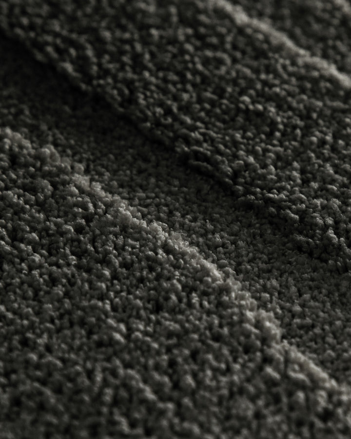 Badteppich Marc Anthrazit Grau Detailaufnahme der Floroberfläche mit geometrischem Linienmuster