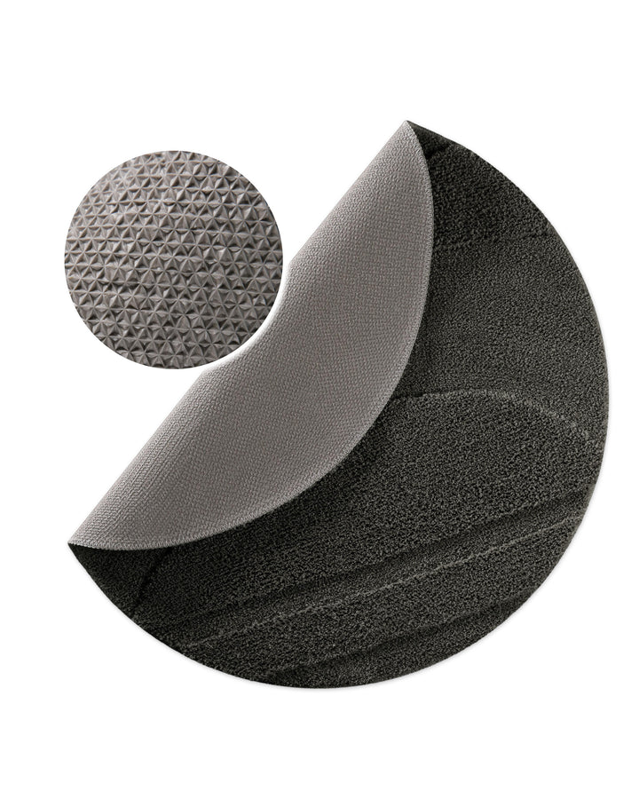 Badteppich Marc Anthrazit Grau rund, angehobene Ecke zeigt Anthrazit Graue Rückseite mit rutschhemmender Beschichtung