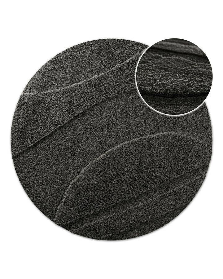 Badteppich Marc Anthrazit Grau rund, Draufsicht mit Detailkreis der Florstruktur und eingeprägtem Linienmuster auf hellem Hintergrund