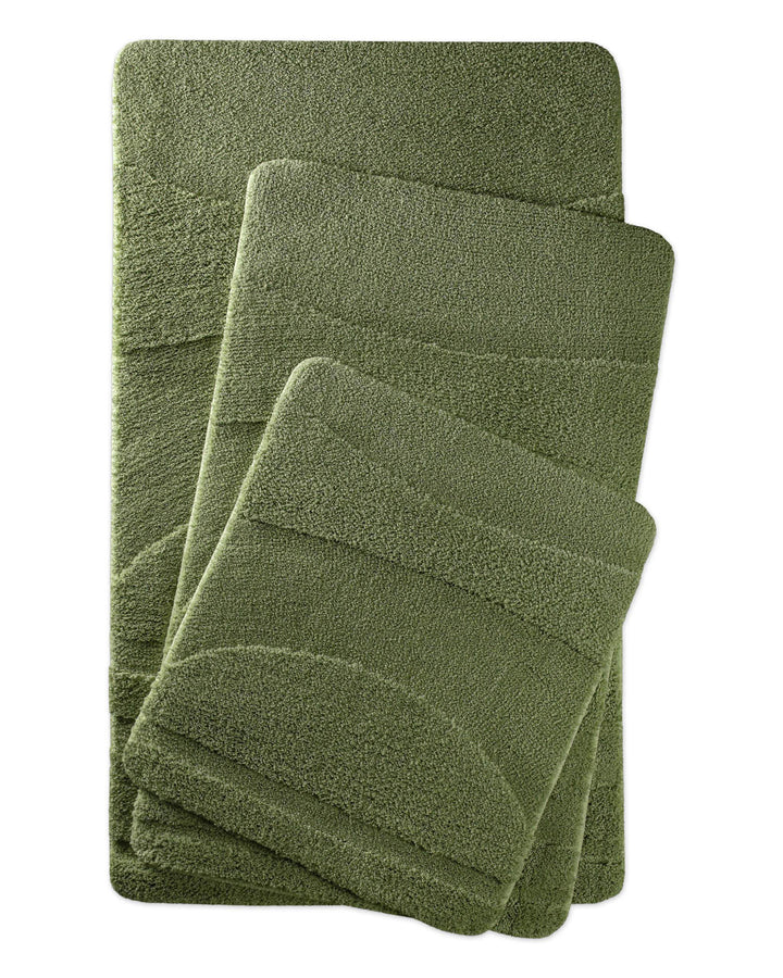 Badteppich Marc Reseda Grün zwei rechteckige Matten übereinander gelegt, Draufsicht mit geometrischem Reliefmuster