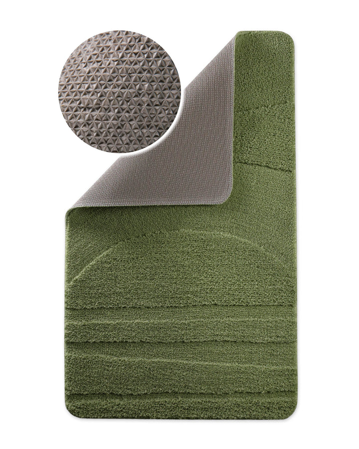 Badteppich Marc Reseda Grün Ecke hochgeklappt, runde Probe zeigt Reseda Grüne Rückseite mit rutschhemmender Beschichtung