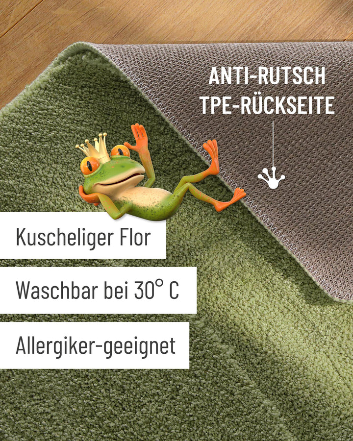 Badteppich Marc Reseda Grün Detailaufnahme Flor auf Holzfußboden, eingeblendete Hinweise zu rutschhemmender Rückseite und Waschbarkeit