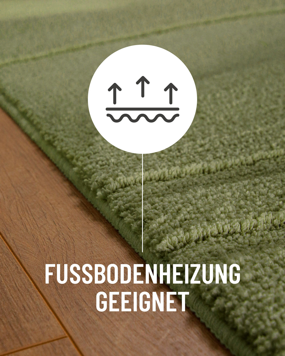 Badteppich Marc Reseda Grün Detail auf Holzfußboden mit Symbol für Fußbodenheizung, Nahaufnahme von Flor und Teppichkante