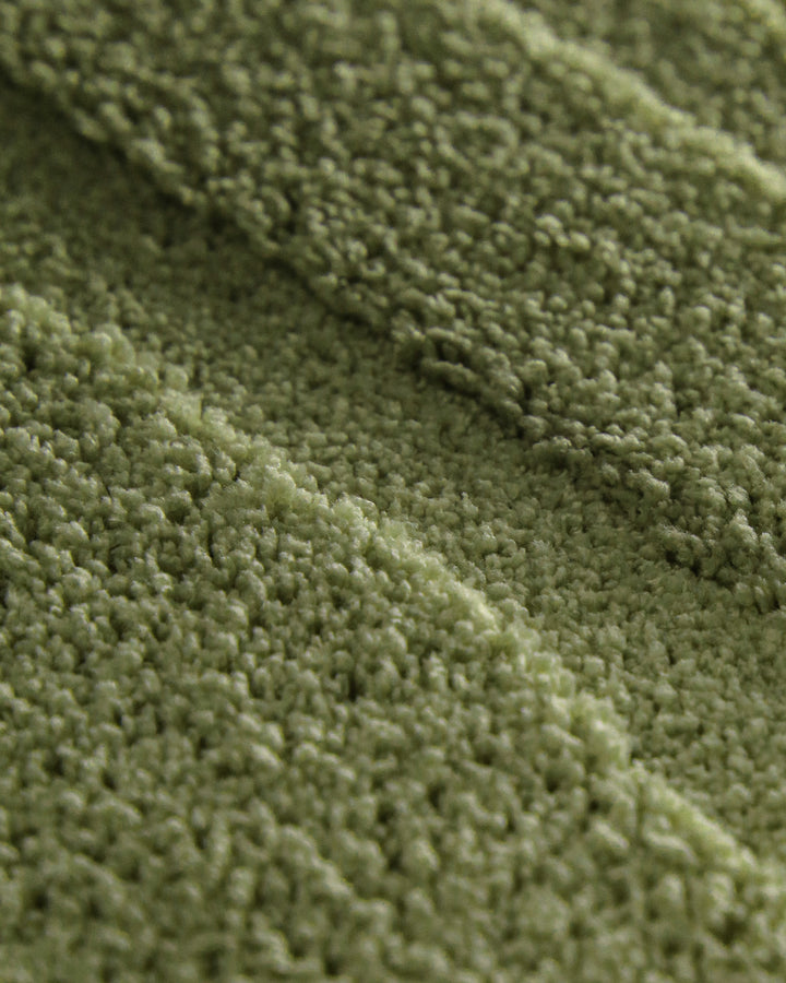 Badteppich Marc Reseda Grün Detailaufnahme der Floroberfläche mit geometrischem Linienmuster