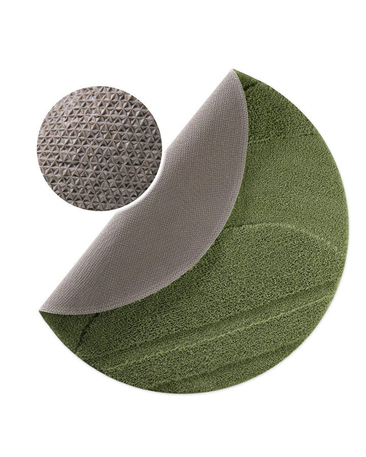 Badteppich Marc Reseda Grün rund, angehobene Ecke zeigt Reseda Grüne Rückseite mit rutschhemmender Beschichtung
