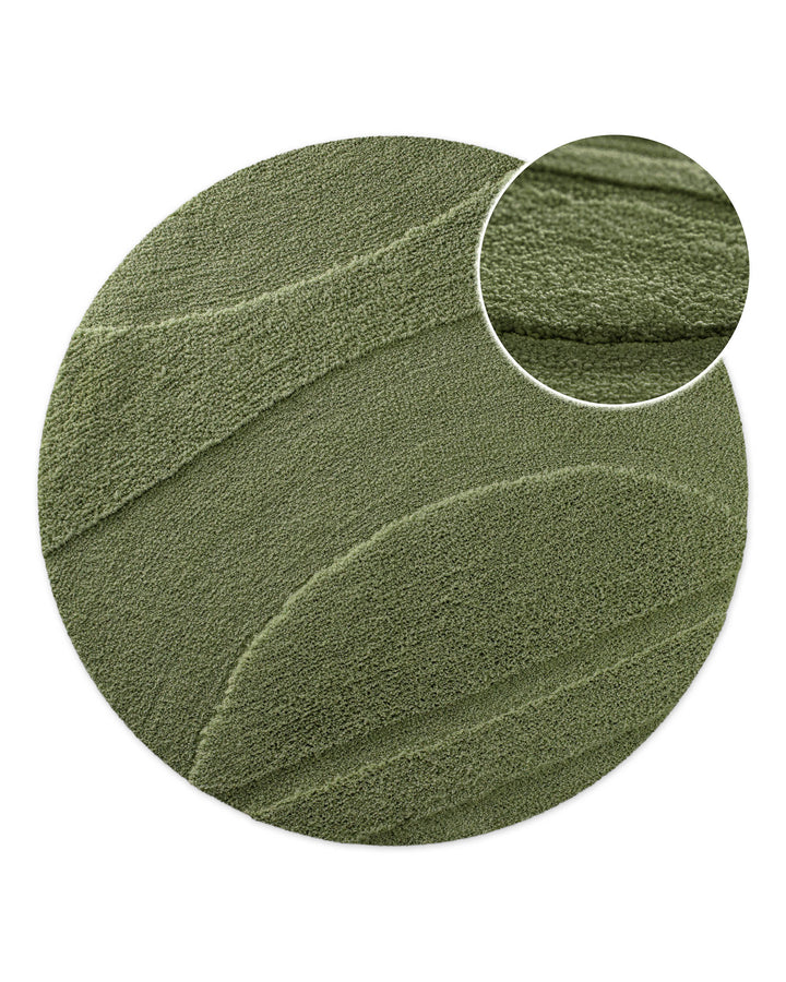 Badteppich Marc Reseda Grün rund, Draufsicht mit Detailkreis der Florstruktur und eingeprägtem Linienmuster auf hellem Hintergrund