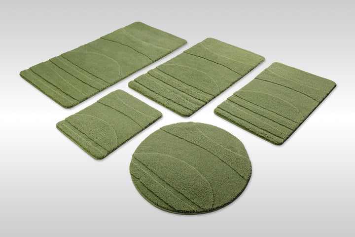 Badteppich Marc Reseda Grün Set aus rechteckigen und runden Badmatten, mehrere Größen auf hellem Hintergrund angeordnet