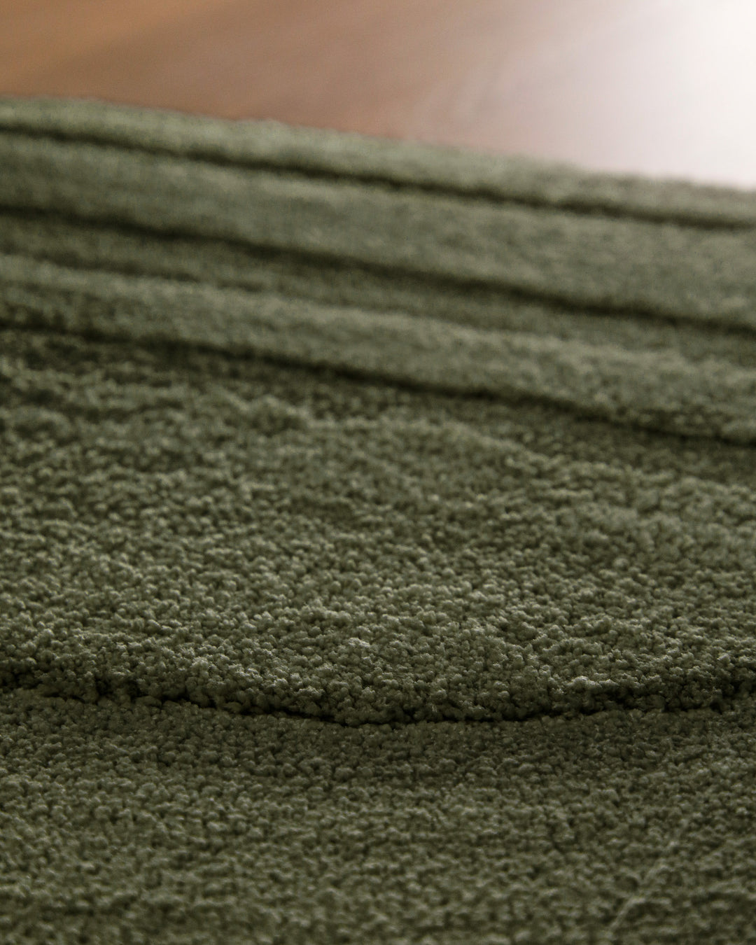 Badteppich Marc Kiefer Grün Nahaufnahme der Florstruktur, Linienrelief im dichten Teppichflor sichtbar
