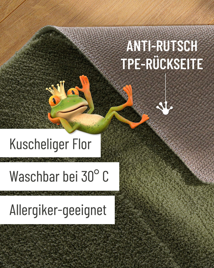 Badteppich Marc Kiefer Grün Detailaufnahme Flor auf Holzfußboden, eingeblendete Hinweise zu rutschhemmender Rückseite und Waschbarkeit