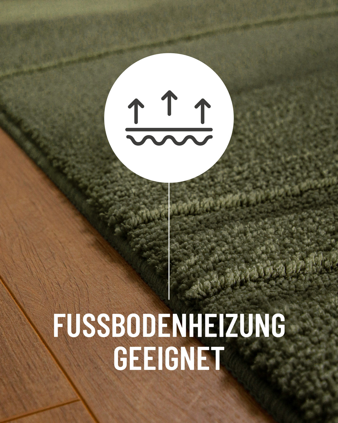 Badteppich Marc Kiefer Grün Detail auf Holzfußboden mit Symbol für Fußbodenheizung, Nahaufnahme von Flor und Teppichkante