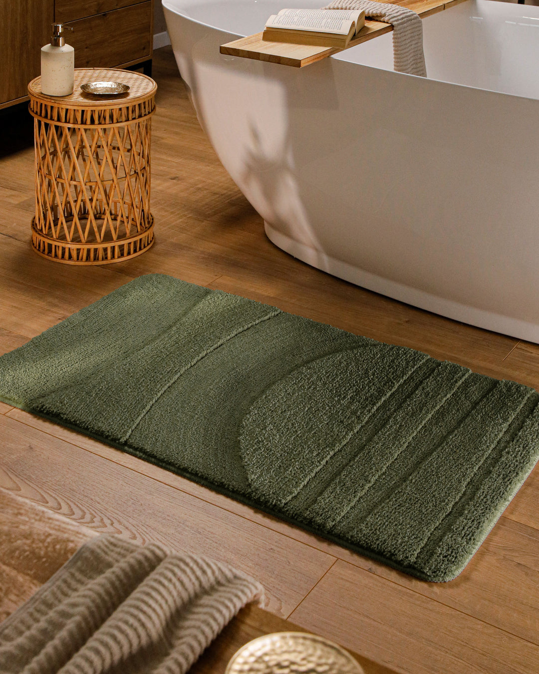 Badteppich Marc Kiefer Grün rechteckig im Badezimmer vor Badewanne auf Holzboden liegend, Strukturmuster im Flor sichtbar