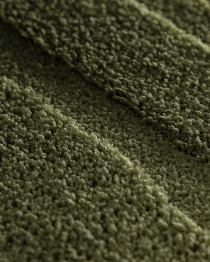 Badteppich Marc Kiefer Grün Detailaufnahme der Floroberfläche mit geometrischem Linienmuster