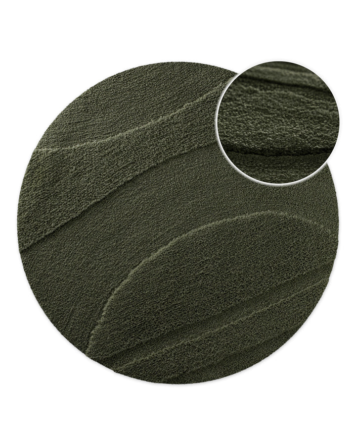 Badteppich Marc Kiefer Grün rund, Draufsicht mit Detailkreis der Florstruktur und eingeprägtem Linienmuster auf hellem Hintergrund