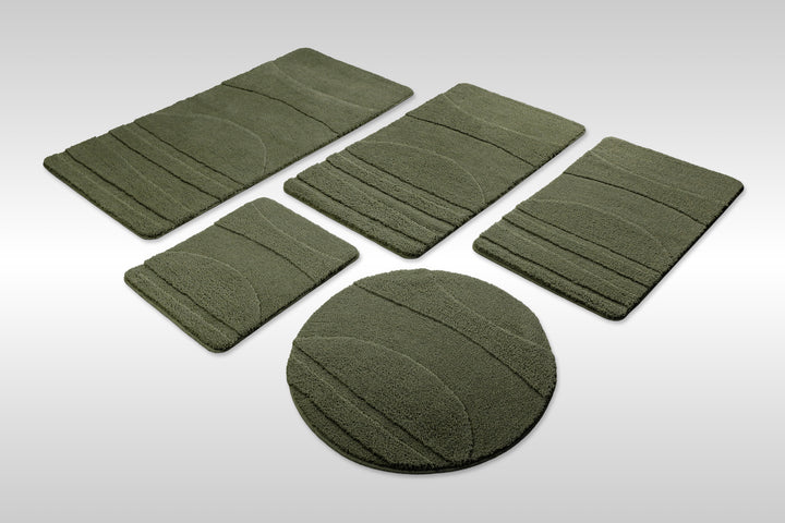 Badteppich Marc Kiefer Grün Set aus rechteckigen und runden Badmatten, mehrere Größen auf hellem Hintergrund angeordnet
