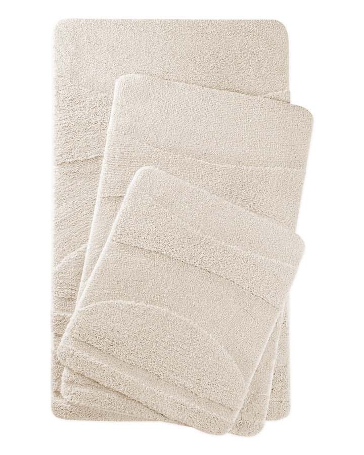 Badteppich Marc Creme Weiß zwei rechteckige Matten übereinander gelegt, Draufsicht mit geometrischem Reliefmuster