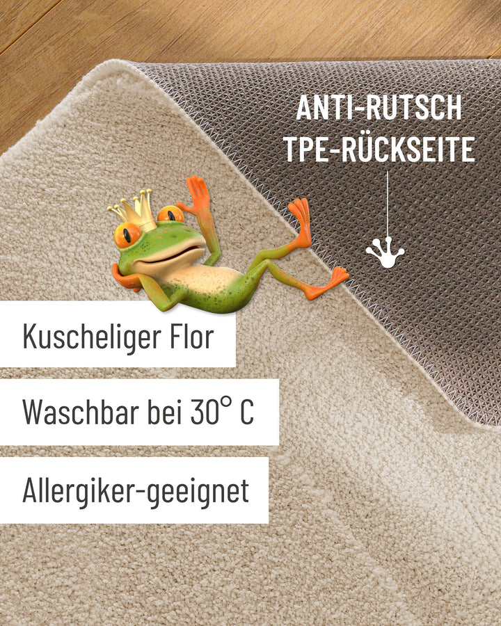 Badteppich Marc Creme Weiß Detailaufnahme Flor auf Holzfußboden, eingeblendete Hinweise zu rutschhemmender Rückseite und Waschbarkeit