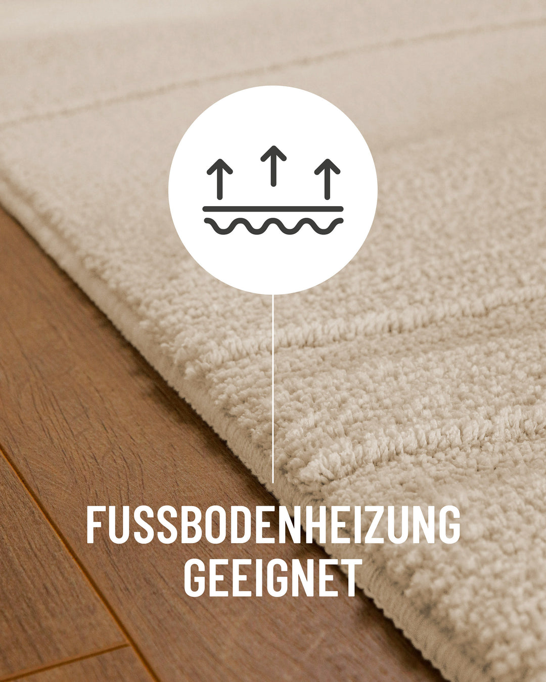 Badteppich Marc Creme Weiß Detail auf Holzfußboden mit Symbol für Fußbodenheizung, Nahaufnahme von Flor und Teppichkante