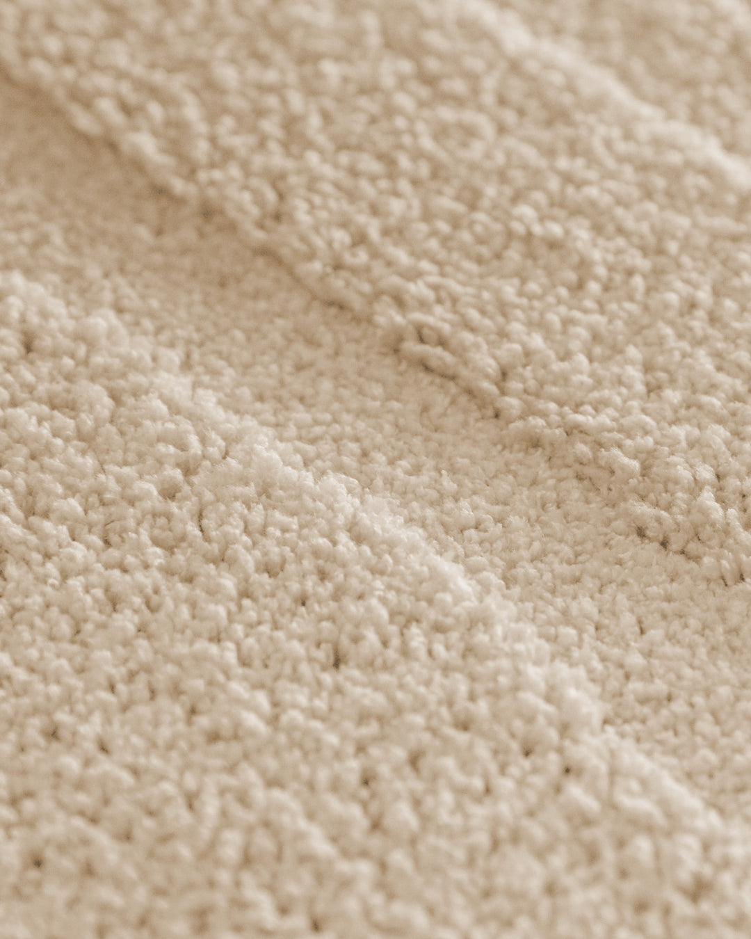 Badteppich Marc Creme Weiß Detailaufnahme der Floroberfläche mit geometrischem Linienmuster