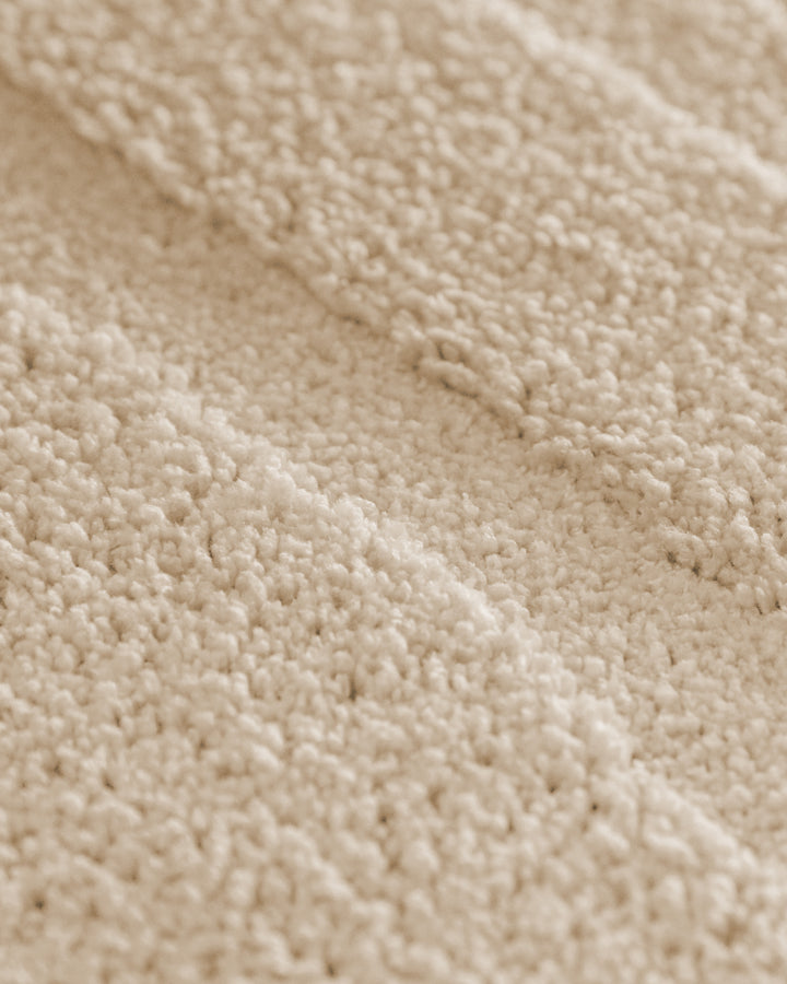 Badteppich Marc Creme Weiß Detailaufnahme der Floroberfläche mit geometrischem Linienmuster