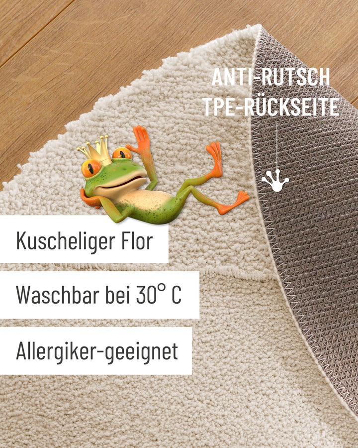 Badteppich Marc Creme Weiß Detailaufnahme mit umgeschlagener Ecke, Hinweisgrafik zur rutschhemmenden Rückseite und Waschbarkeit