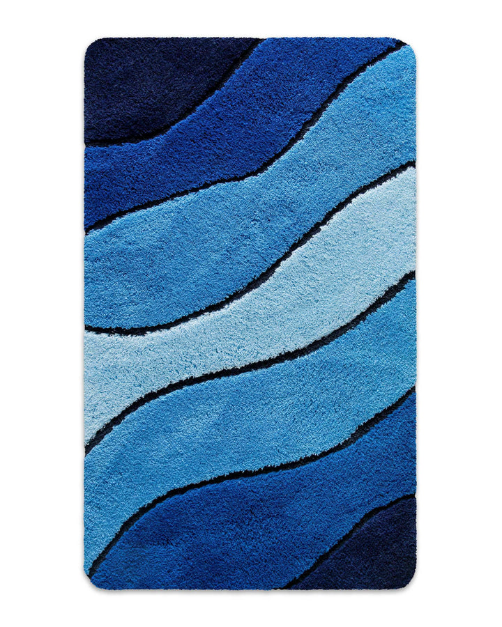 Badteppich Monte Cavo in Blau mit weichem Hochflor und geschwungenen Wellenlinien in Dunkelblau auf weißem Hintergrund, Draufsicht