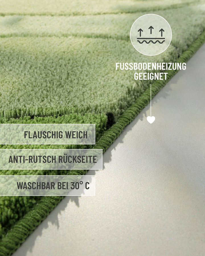 Seitliche Nahaufnahme der Teppichkante mit eingeblendeten Produktvorteilen: flauschig weich, Anti-Rutsch-Rückseite, waschbar bei 30°C, Fußbodenheizung geeignet