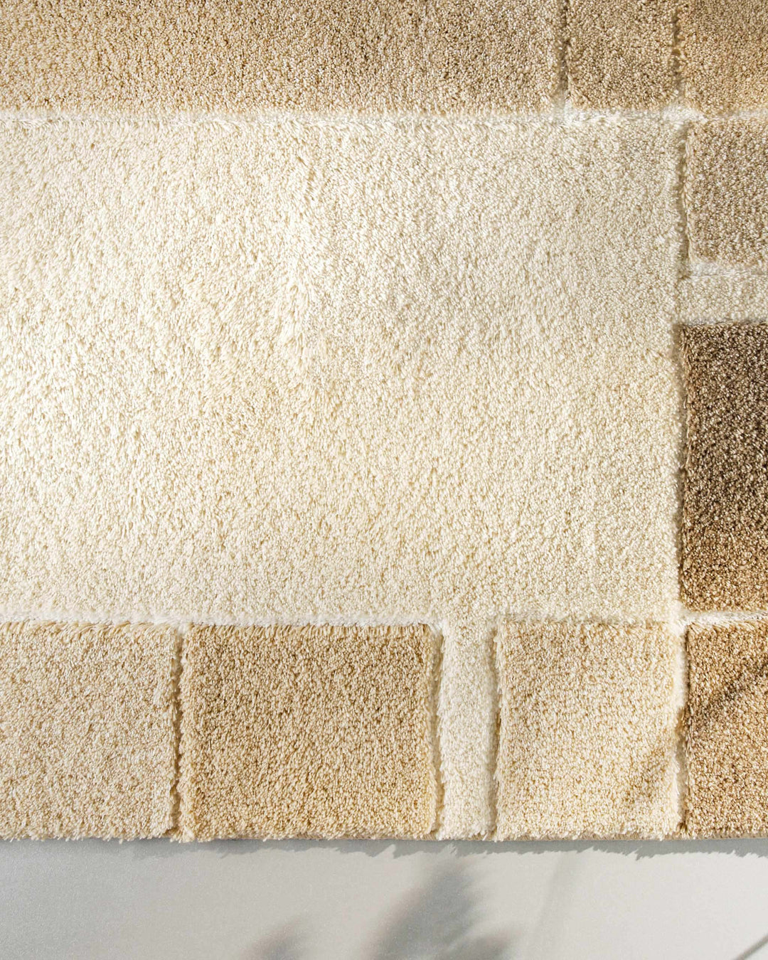 Draufsicht auf die untere Ecke des Badteppichs Villa Elba – cremefarbenes Mittelfeld mit angrenzender Beige-Blockbordüre und sichtbarem Übergang zur Teppichkante
