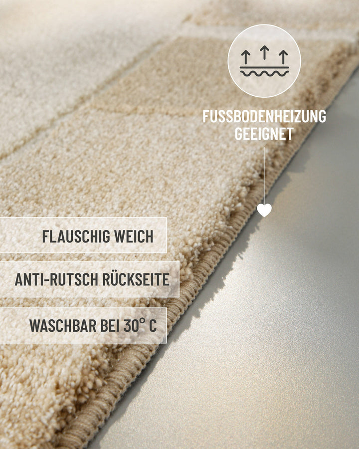 Seitliche Nahaufnahme der Teppichkante des Badteppichs Villa Elba mit eingeblendeten Produktvorteilen: flauschig weich, Anti-Rutsch-Rückseite, waschbar bei 30°C, Fußbodenheizung geeignet