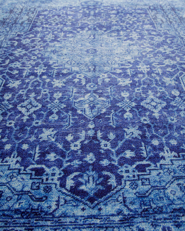 Makroaufnahme des orientalischen Vintage-Musters des blauen Badteppichs Ralph.