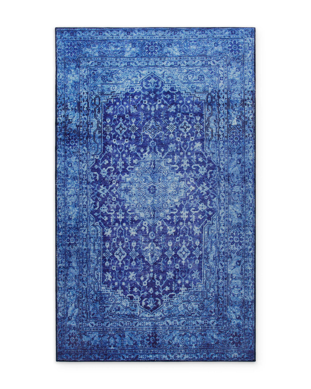 Blauer Vintage-Badteppich Ralph als Freisteller mit orientalischem Muster und rechteckiger Form.