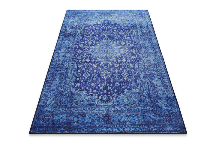 Blauer Vintage-Badteppich Ralph in perspektivischer Ansicht mit orientalischem Muste