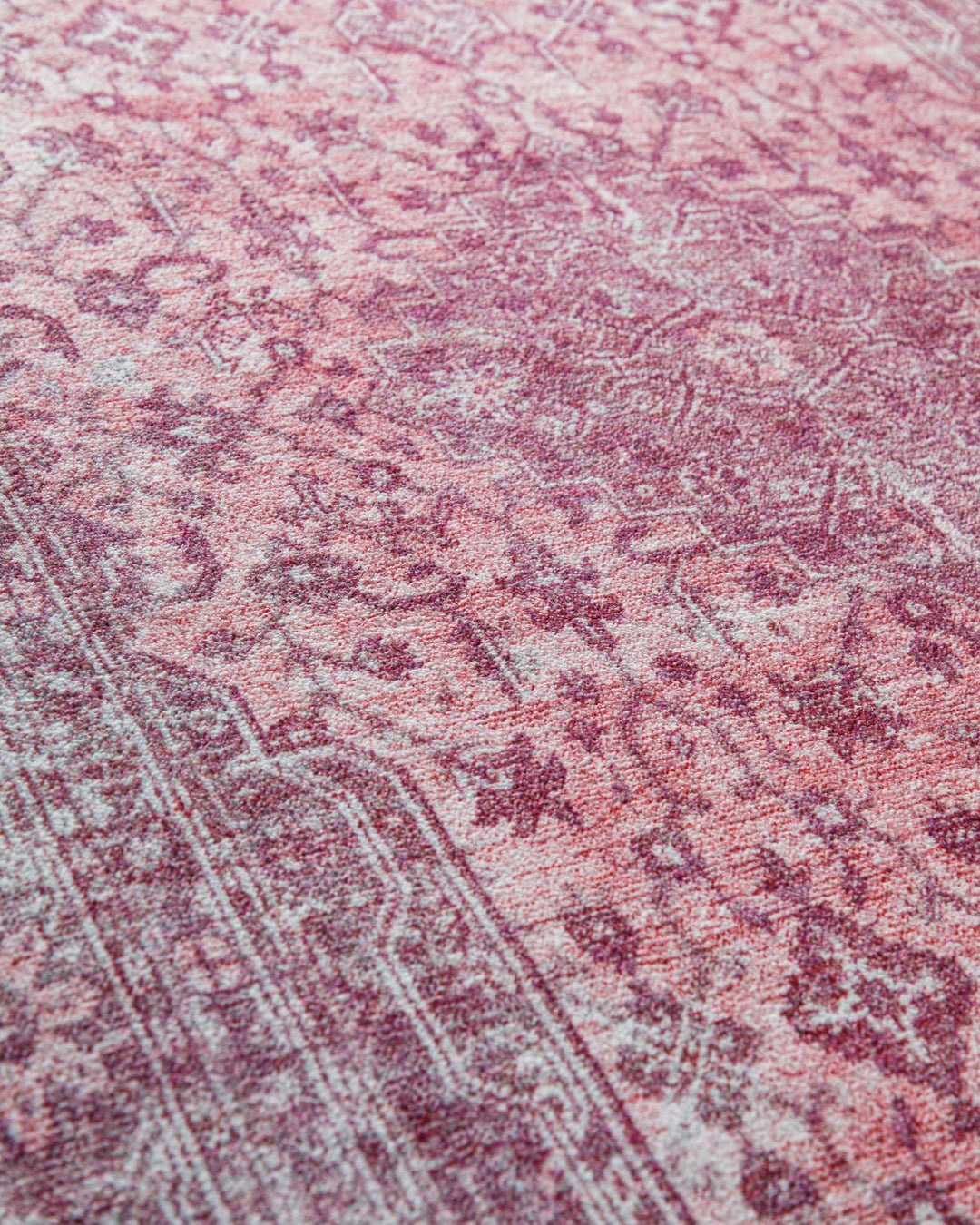 Makroaufnahme der weichen Oberfläche und des detailreichen Vintage-Musters des Badteppichs Ralph in Pastellviolett.