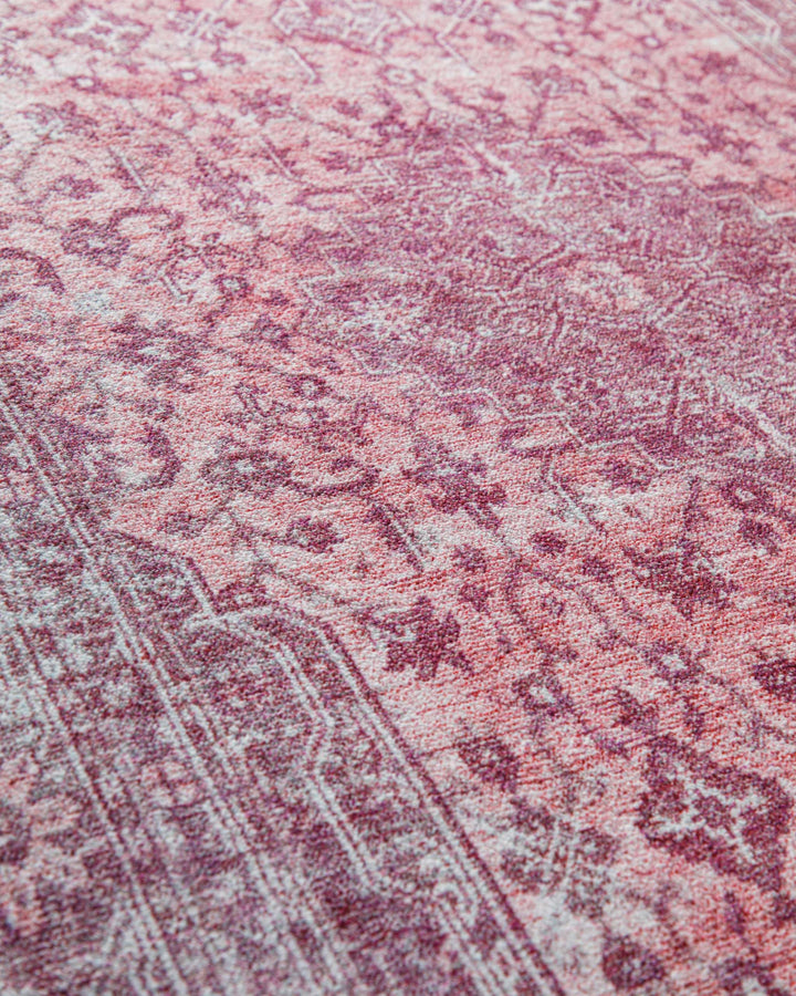 Makroaufnahme der weichen Oberfläche und des detailreichen Vintage-Musters des Badteppichs Ralph in Pastellviolett.