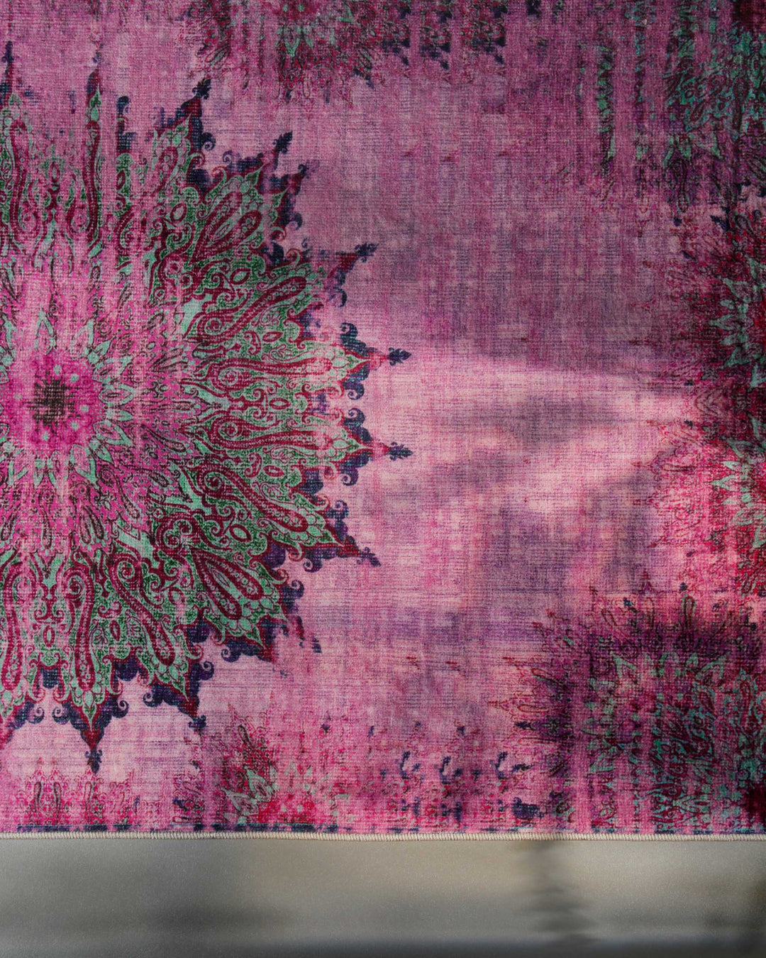 Detailansicht des unteren Bereichs des Vintage-Badteppichs Healing mit ornamentalem Mandala-Motiv.