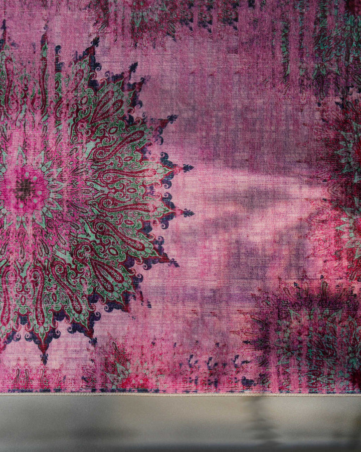 Detailansicht des unteren Bereichs des Vintage-Badteppichs Healing mit ornamentalem Mandala-Motiv.