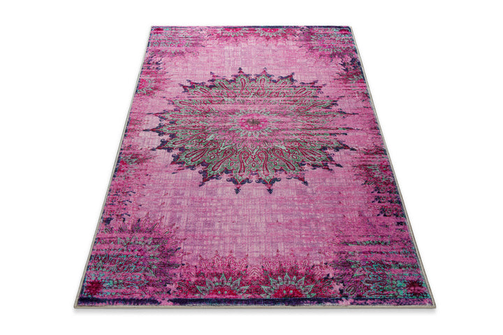 Vintage-Badteppich Healing in Violett-Multi in schräger Perspektive mit dekorativem Mandala-Design.